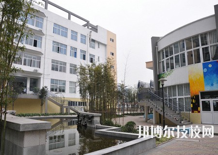 成都汽車職業(yè)技術(shù)學(xué)校2020年報名條件、招生要求、招生對象