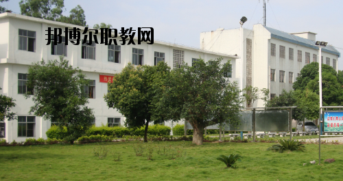 合山職業(yè)技術學校2020年報名條件、招生要求、招生對象