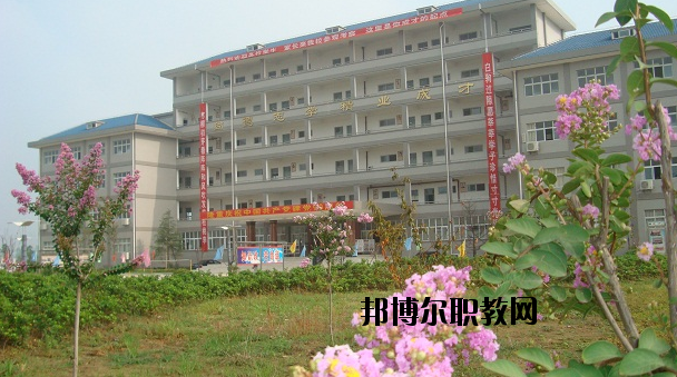 鄂州經(jīng)貿(mào)學(xué)校2020年報(bào)名條件、招生要求、招生對(duì)象