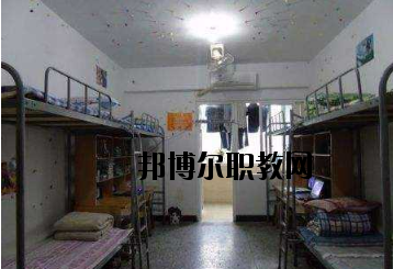 不同的同學(xué)對學(xué)校的宿舍期待是不一樣的。有的同學(xué)希望宿舍有空調(diào)，有的同學(xué)認(rèn)為這并不重要。有的同學(xué)希望寢室有書桌等供自己學(xué)習(xí)的條件，而有的同學(xué)則認(rèn)為寢室只是用來休息的。一千個人的眼中有一千個哈姆雷特，在對一件事情進(jìn)行考評的時候，同學(xué)們可以結(jié)合自己的實(shí)際需要來看，而非人云亦云。  定南中等專業(yè)學(xué)校宿舍條件 學(xué)校宿舍算是比較不錯的了，生活設(shè)施齊全，可以滿足同學(xué)們的大部分需求，配有衛(wèi)生間、空調(diào)、熱水等設(shè)施，通風(fēng)、采光條件也較好。  定南中等專業(yè)學(xué)校辦學(xué)條件 定南中等專業(yè)學(xué)校地處贛粵門戶——定南，建辦于1958年，占地面積135畝，校舍建筑面積2.5萬平方米，辦學(xué)規(guī)?？扇菁{近2000人使用。學(xué)校師資力量雄厚，擁有高級職稱以上教師若干人。  定南中等專業(yè)學(xué)校概況 定南中專是我縣唯一一所培養(yǎng)技能型人才的中等專業(yè)學(xué)校，現(xiàn)開設(shè)了學(xué)前教育、電子技術(shù)應(yīng)用、模具制造技術(shù)、汽車運(yùn)用與維修、“三校生”高考、旅游服務(wù)與管理等六大特色專業(yè)。學(xué)校各專業(yè)設(shè)備先進(jìn)，現(xiàn)有現(xiàn)代化汽車二級維護(hù)、幼兒情境模擬、電子電拖、模具制造、程序控制等29間實(shí)訓(xùn)教室，擁有紙質(zhì)藏書近10萬冊，電子藏書超過20萬冊，所有教室裝備了錄播一體、信息化教學(xué)設(shè)備，實(shí)現(xiàn)了校園智慧化管理。  小編總結(jié) 看過學(xué)校的宿舍條件以后，不知道大家覺得定南中等專業(yè)學(xué)校的宿舍是否滿足了自己的預(yù)期呢?我們可以了解到，這所學(xué)校的宿舍算是比較不錯的了，生活設(shè)施齊全，可以滿足同學(xué)們的大部分需求，配有衛(wèi)生間、空調(diào)、熱水等設(shè)施，通風(fēng)、采光條件也較好。