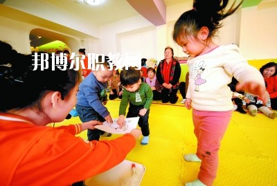 隨著二胎政策的放寬，我國(guó)新生兒的數(shù)量明顯增多，這也說明，在未來的很長(zhǎng)一段時(shí)間里，幼師都是一個(gè)非常受歡迎的行業(yè)，而四川是座發(fā)展迅速，有深厚文化底蘊(yùn)的城市，自然是受到很多同學(xué)喜愛，近日，就會(huì)問小編關(guān)于四川讀幼師學(xué)校好不好?那接下來，小編就給大家介紹一下四川幼師學(xué)校，如果你有更多疑問，歡迎點(diǎn)擊右側(cè)的咨詢欄與我們交流。  四川讀幼師的就業(yè)前景 就業(yè)容易，畢業(yè)學(xué)生不愁“嫁”盡管當(dāng)前就業(yè)形勢(shì)嚴(yán)峻，各地大學(xué)生就業(yè)難度大，但許多城市的學(xué)前教育專業(yè)畢業(yè)生并未受影響，反而逆勢(shì)上漲，待遇也比往年有所提高。近年來，由于幼兒園發(fā)展的需要，很多單位幼兒教師奇缺，連男老師也變得搶手起來。學(xué)前、初教專業(yè)畢業(yè)生不愁“嫁”，甚至有很多幼教機(jī)構(gòu)到學(xué)校預(yù)約、搶簽畢業(yè)生，幼教人才受歡迎程度可見一斑。  四川讀幼師的優(yōu)勢(shì) 幼教項(xiàng)目的穩(wěn)定性強(qiáng)，不受市場(chǎng)沖擊，打造終身產(chǎn)業(yè)?，F(xiàn)階段，無論是從國(guó)家教育改革發(fā)展的全局出發(fā)，還是從目前有關(guān)民辦學(xué)前教育的法律法規(guī)政策等方面來看，民辦學(xué)前教育發(fā)展?jié)摿Χ际志薮蟆Ｆ浯?，成就子女未來。選擇了幼教工作，可以讓我們更懂得如何教育子女，對(duì)自己未來孩子接收良好的家庭教育有著十分重要的促進(jìn)作用。女性投身幼教行業(yè)后，長(zhǎng)期接受最先進(jìn)的幼教理念和適合中國(guó)幼兒的各類課程，繼而在對(duì)自己子女的教育觀念和方法上也會(huì)更科學(xué)，為孩子今后的發(fā)展奠定更好的基礎(chǔ)。  德陽科貿(mào)職業(yè)學(xué)院幼師升學(xué)班學(xué)前教育專業(yè)介紹 本專業(yè)順應(yīng)國(guó)家“幼有所育”學(xué)前教育決策和學(xué)前教育專業(yè)人才極度短缺的社會(huì)需求而設(shè)，是一個(gè)綜合性較強(qiáng)的專業(yè)，涵蓋0-6歲兒童的教育，作為人生起點(diǎn)教育的學(xué)前教育專業(yè)對(duì)人的一生的發(fā)展和教育起著重要的奠基作用。本專業(yè)緊密對(duì)接各級(jí)各類幼兒園和早期教育機(jī)構(gòu)等實(shí)施合作辦學(xué)、合作育人，強(qiáng)化“四能”特長(zhǎng)(彈唱、舞蹈、美術(shù)、游戲)、“五會(huì)”素養(yǎng)(保育、保健、教育、溝通、管理)，致力于培養(yǎng)新時(shí)代“有愛心、有耐心、有恒心、有責(zé)任心”的學(xué)前教育人才。  培養(yǎng)目標(biāo)：本專業(yè)培養(yǎng)以立德樹人為己任，具有良好的職業(yè)道德、專業(yè)素養(yǎng)、協(xié)作精神、溝通能力和創(chuàng)新意識(shí)，擁有先進(jìn)的幼兒教育理念，具有較扎實(shí)的學(xué)前教育的專業(yè)知識(shí)與專業(yè)技能，具備較強(qiáng)的幼兒保教能力，從事幼兒園教育教學(xué)、保育保健工作的高素質(zhì)應(yīng)用型人才。  核心課程：學(xué)前教育學(xué)、學(xué)前兒童心理學(xué)、幼兒游戲理論與實(shí)踐、幼兒行為觀察、幼兒園五大領(lǐng)域教育、學(xué)前衛(wèi)生學(xué)、聲樂、鋼琴、舞蹈、美術(shù)、幼兒歌曲彈唱、幼兒舞蹈創(chuàng)編、幼兒園班級(jí)管理、幼兒手工、家庭教育等。  職業(yè)前景：習(xí)近平總書記在“黨的十九大”上指出：“增進(jìn)民生福祉是發(fā)展的根本目的。必須多謀民生之利、多解民生之憂，在發(fā)展中補(bǔ)齊民生短板、促進(jìn)社會(huì)公平正義，在幼有所育、學(xué)有所教上不斷取得新進(jìn)展。”  2019年教育部《2018年全國(guó)教育事業(yè)發(fā)展統(tǒng)計(jì)公報(bào)》顯示，2018年全國(guó)共有幼兒園26.67萬所，比上年增加1.17萬所，增長(zhǎng)4.60%; 在園幼兒4656.42萬人，比上年增加56.28萬人;學(xué)前教育毛入園率達(dá)到81.7%，比上年提高2.1%，且0-6歲兒童超過1億，幼兒園專任教師258.14萬人。按照國(guó)家對(duì)學(xué)前教育師幼比(1:5)的規(guī)定，幼兒園專任教師的缺口高達(dá)673萬多。學(xué)前教育專業(yè)人才就業(yè)前景非常廣闊。  就業(yè)崗位：幼兒園教師、幼兒保育員、幼兒保健教師、早期教育教師。  獲取資格證書：幼兒園教師資格證、普通話水平證書(二甲及以上)  專業(yè)實(shí)訓(xùn)室：幼兒保育實(shí)訓(xùn)室、幼兒衛(wèi)生保健實(shí)訓(xùn)室、仿真幼兒園、幼兒手工制作實(shí)訓(xùn)室、幼兒美術(shù)實(shí)訓(xùn)室、聲樂實(shí)訓(xùn)室、形體舞蹈實(shí)訓(xùn)室、鋼琴實(shí)訓(xùn)室、游戲與感統(tǒng)實(shí)訓(xùn)室、繪本實(shí)訓(xùn)室、蒙臺(tái)梭利教育實(shí)訓(xùn)室、奧爾夫音樂實(shí)訓(xùn)室等。  專業(yè)實(shí)踐基地：廣漢市第三幼兒園、廣漢市雒城鎮(zhèn)第四幼兒園、廣漢市西外中心幼兒園、德陽市旌南幼兒園、德陽市黃河?xùn)|路幼兒園、四川師范大學(xué)實(shí)驗(yàn)幼兒園、四川師范大學(xué)附屬啟夏幼兒園、成都市武侯區(qū)福錦幼兒園、崇州市虹橋歡樂谷幼兒園、岳池知恩行幼兒園、西充縣青葵幼兒園等。  上面關(guān)于四川讀幼師學(xué)校好不好?小編介紹了，小編覺得不管是讀什么學(xué)校都是要從多方面來考慮的，要看行業(yè)的發(fā)展前景怎么樣，還要看這個(gè)專業(yè)到底適不適合自己，就好像幼師學(xué)校，一定要學(xué)好小孩子才可以去讀，因?yàn)檫@個(gè)專業(yè)將來出來不管做什么工作，都是要和小朋友待在一起的。如有更多問題，歡迎咨詢邦博爾網(wǎng)。