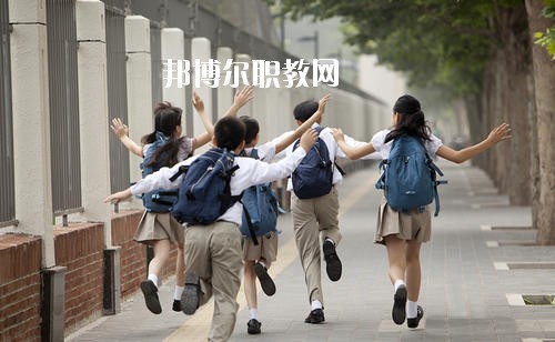 高職院校院校就是高等職業(yè)教育，是?？茖哟蔚膶W(xué)校，一般高職院校都是采取多種形式、多種機(jī)制、多種模式的原則辦學(xué)，實(shí)行學(xué)校推薦、自主擇業(yè)，對(duì)于想要報(bào)考幼師學(xué)校的同學(xué)來說，近來，就有許多家長(zhǎng)在咨詢關(guān)于四川哪些高職院校有幼師學(xué)校?那小編就簡(jiǎn)單給大家介紹一下。如果你有更多疑問，歡迎點(diǎn)擊右側(cè)的咨詢欄與我們交流。  古藺職業(yè)高級(jí)幼兒師范中學(xué)辦學(xué)規(guī)模 教學(xué)總值達(dá)一千多萬元?，F(xiàn)有75個(gè)教學(xué)班，3800多名在校生，170多名教職工。2009年11有集團(tuán)下屬四川金沙江職業(yè)學(xué)院與學(xué)校聯(lián)合辦學(xué)，在校就讀的職高生可轉(zhuǎn)讀，套讀大專。  學(xué)校是古藺縣職業(yè)教育中心，古藺縣農(nóng)民工轉(zhuǎn)移培訓(xùn)中心，市文明單位，市德育工作先進(jìn)集體，市校風(fēng)示范學(xué)校，省校務(wù)公開先進(jìn)集體，省勞務(wù)開發(fā)培訓(xùn)基地，省重點(diǎn)中等職業(yè)學(xué)校，國(guó)家“星火計(jì)劃”科技培訓(xùn)學(xué)校。  古藺職業(yè)高級(jí)幼兒師范中學(xué)育人環(huán)境 學(xué)校實(shí)行開放式教學(xué)、封閉式管理。學(xué)校管理部門齊全，規(guī)章制度完善，辦學(xué)理念先進(jìn)，學(xué)習(xí)風(fēng)氣濃厚，課余活動(dòng)豐富。學(xué)校建設(shè)有校園網(wǎng)，學(xué)生可以隨時(shí)了解國(guó)內(nèi)外大事和查閱各種信息、資料。  古藺職業(yè)高級(jí)幼兒師范中學(xué)教學(xué)設(shè)施 學(xué)校建有三樓一底1200多平方米的綜合實(shí)訓(xùn)大樓。擁有多媒體教室、計(jì)算機(jī)實(shí)作室、多功能電子實(shí)作實(shí)驗(yàn)室、電子電器實(shí)訓(xùn)室、電子拖動(dòng)實(shí)訓(xùn)室、電工操作室、制冷操作室、理化生實(shí)驗(yàn)室、機(jī)械加工實(shí)訓(xùn)室、數(shù)控車床實(shí)作室、鉗焊工實(shí)作室、服裝制作室、繪畫室、階梯教室、練功房等。每間教室裝有廣播、閉路電視。擁有微機(jī)400臺(tái)、鋼琴30多臺(tái)、電動(dòng)縫紉機(jī)100多臺(tái)、實(shí)訓(xùn)電視機(jī)150臺(tái)、電冰箱60臺(tái)、機(jī)床多臺(tái)、彩電示教板、焊機(jī)、采煤工程相關(guān)設(shè)備等各類教學(xué)設(shè)備，總價(jià)值1000多萬元。圖書室藏書4萬冊(cè)，各類報(bào)刊180余種。同時(shí)，擁有各專業(yè)的校外生產(chǎn)實(shí)訓(xùn)基地。  古藺職業(yè)高級(jí)幼兒師范中學(xué)師資力量 學(xué)校有教職工170多人，本科學(xué)歷達(dá)90%以上。有高級(jí)教師39人，中學(xué)一級(jí)教師51人，“雙師型”教師30多人。他們不僅有扎實(shí)的理論功底，而且是技能訓(xùn)練的行家里手。教師有180多篇論文在國(guó)家、省、市級(jí)獲獎(jiǎng)。學(xué)校每年選送多名教師參加國(guó)家級(jí)技能培訓(xùn)，造就了一大批一專多能專業(yè)教師。  上面關(guān)于四川哪些高職院校有幼師學(xué)校，小編給大家介紹了。學(xué)校校園環(huán)境優(yōu)美，設(shè)施齊全，很適合讀書和生活，大家可以參考參考。小編想說的是，幼師不僅僅是一份職業(yè)，更多的是肩負(fù)著愛與責(zé)任，所以大家在校期間一定得認(rèn)真學(xué)習(xí)，才能勝任這份職業(yè)。如有更多報(bào)考專業(yè)或者選擇學(xué)校的問題，歡迎咨詢邦博爾網(wǎng)。