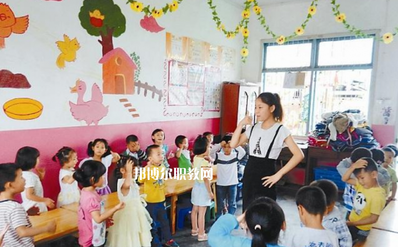 武漢2021年適合女生的幼師學(xué)校專業(yè)