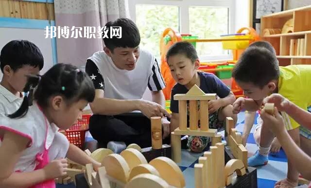 江蘇2021年男生讀幼師學(xué)校有前途嗎