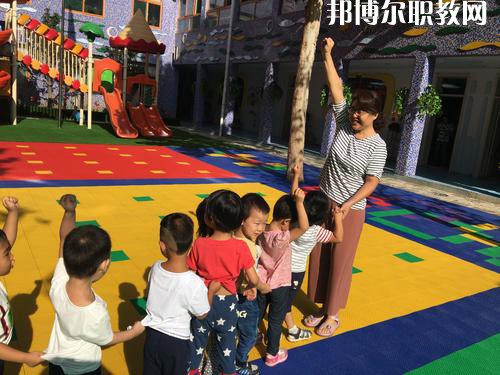 隨著我國人口基數(shù)的大幅上漲，我國幼兒園的數(shù)量呈現(xiàn)逐年遞增的趨勢，但符合現(xiàn)在教育標準的專業(yè)性幼兒教師卻少之又少，所以說幼兒教師行業(yè)是現(xiàn)目前非常有發(fā)展前途的行業(yè)之一。近日就有不少同學(xué)咨詢小編關(guān)于成都女生讀幼師學(xué)校學(xué)什么專業(yè)好?女生若是想學(xué)幼師類專業(yè)，可以選擇的專業(yè)方向是很多的，在這里就給大家介紹一下。  學(xué)前教育專業(yè)就業(yè)前景 在早期教育方面，0-3歲是人的一生中發(fā)展最重要的時期。一個人的學(xué)習(xí)能力的50%是在生命的頭4年中發(fā)展起來的，初生嬰兒的腦發(fā)育比15歲孩子快1000倍。很多思想和智力是在3歲前打下基礎(chǔ)的。0-3歲是嬰幼兒成長的關(guān)鍵期：最初的身體素質(zhì)、智力發(fā)展、個性品質(zhì)的形成于發(fā)展都是從這里開始的。越來越多的家長開始接受并重視早期教育，早期教育在我國經(jīng)過10余年的發(fā)展已經(jīng)形成相當?shù)囊?guī)模，不僅是大城市，就算是三、四線城市也隨處可見大大小小的“親子園”“親子中心”“早教中心”等早教機構(gòu)，但專業(yè)的早期教育師資嚴重不足。  學(xué)前教育專業(yè)就業(yè)崗位 1、教師或兒童顧問;  2、兒童發(fā)展評估和指導(dǎo)人員、兒童教育和衛(wèi)生發(fā)展政策制定者、兒童教育咨詢專家——在有關(guān)政府機關(guān)、各大醫(yī)院的兒科門診工作;  3、兒童專欄節(jié)目采編人員——在報社、雜志社、電臺電視臺等媒體工作;  4、各類兒童用品開發(fā)的專業(yè)顧問或市場調(diào)查和分析專業(yè)人士等。  幼師專業(yè)介紹 培養(yǎng)目標：本專業(yè)培養(yǎng)熱愛幼兒教育事業(yè)，能適應(yīng)幼兒教育改革與發(fā)展的需要，關(guān)愛幼兒，有良好的師德、寬厚的科學(xué)文化知識和扎實的學(xué)前教育專業(yè)理論，具有過硬的專業(yè)技能、教育能力及教育研究的意識和能力，綜合素質(zhì)高，能在托幼機構(gòu)從事0-6歲保教、管理工作的幼兒教師。  核心課程：舞蹈，視唱，琴法，樂理，聲樂，美術(shù)，鍵盤和聲與伴奏，幼兒歌曲伴奏，玩教具制作，教師口語，教師禮儀，幼兒游戲與主持，幼兒教育學(xué)，兒童文學(xué)，幼兒衛(wèi)生與保健，幼兒心里學(xué)，幼師英語，珠心算等。  女生讀學(xué)前教育怎么樣 學(xué)前教育前景不錯，對女孩來說尤其是不錯的選擇。特別是有品牌的幼兒園，十分吃香。  隨著我國幼教事業(yè)的迅速發(fā)展，對于幼兒教師和管理人員的需求驟增，幼師專業(yè)的畢業(yè)生供不應(yīng)求。盡管今年來全國各地一些院校增建了學(xué)前教育專業(yè)來培養(yǎng)幼兒教師，仍然不能滿足整個社會的需求。  國家中長期教育改革和發(fā)展規(guī)劃綱要(2010-2020年)中指出，到2020年，普及學(xué)前一年教育，基本普及學(xué)前兩年教育，重視0至3歲嬰幼兒教育。大力發(fā)展公辦幼兒園，積極扶持民辦幼兒園。嚴格執(zhí)行幼兒教師資格標準，依法落實幼兒教師地位和待遇。  上面關(guān)于成都女生讀幼師學(xué)校學(xué)什么專業(yè)好，小編給大家介紹了。幼教專業(yè)現(xiàn)在已經(jīng)成為了當代女生選擇的熱門的教育行業(yè)之一。因為幼師是孩子成長關(guān)鍵的存在，越來越多的孩子需要受到教育，幼兒教師在今后的道路是很寬廣的。對于女生來說，幼師專業(yè)還是不錯的，因為將來從事工作上會有許多優(yōu)勢，比較好就業(yè)。