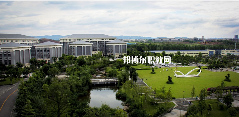 重慶2021年汽修學(xué)校好還是大專好