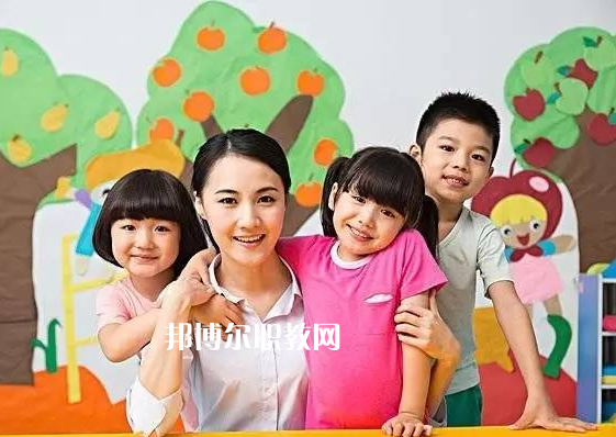 重慶2021年女生適合幼師學(xué)校嗎