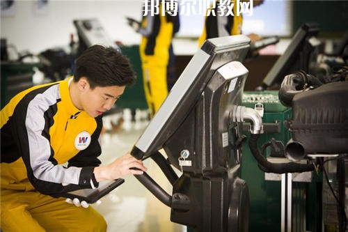 如今，汽修行業(yè)成為了當(dāng)下最熱門的行業(yè)，這已經(jīng)是一個(gè)不爭(zhēng)的事實(shí)了，很多汽修企業(yè)都需要經(jīng)驗(yàn)豐富的優(yōu)秀人才，汽修人才缺口很大，這使很多學(xué)生都想報(bào)考汽修學(xué)校，近日就有同學(xué)咨詢小編關(guān)于成都設(shè)有汽修學(xué)校的公辦大專學(xué)校?成都有很多公辦大專學(xué)校都開(kāi)設(shè)了汽修類相關(guān)專業(yè)，在這里小編就給大家簡(jiǎn)單介紹一下。  成都紡織高等?？茖W(xué)校辦學(xué)性質(zhì)：公辦大學(xué)  成都紡織高等?？茖W(xué)校簡(jiǎn)介 成都紡織高等?？茖W(xué)校是四川省政府舉辦的全日制普通高等學(xué)校，直屬四川省教育廳，是中國(guó)西南地區(qū)唯一獨(dú)立建制的紡織類高等學(xué)校，國(guó)家骨干高等職業(yè)院校建設(shè)單位、四川省首批示范性高等職業(yè)院校建設(shè)單位。  學(xué)校地處四川省成都市犀浦鎮(zhèn)，校園面積616畝，原成都市世界樂(lè)園已改建成為學(xué)校北苑校區(qū)。學(xué)校環(huán)境優(yōu)美，交通便利，設(shè)施優(yōu)良，成灌高鐵、成都地鐵2號(hào)線可達(dá)學(xué)校。  成都紡織高等專科學(xué)校歷史沿革 學(xué)校前身為創(chuàng)立于1939年的國(guó)立中央技藝?？茖W(xué)校，秉承“服務(wù)紡織、服務(wù)社會(huì)、服務(wù)學(xué)生、服務(wù)人民”的辦學(xué)理念和培養(yǎng)具有“工程師之素養(yǎng)、技工之身手”的育人傳統(tǒng)，艱苦奮斗，薪火相傳，形成了“敬業(yè)奉獻(xiàn)、民主和諧、自強(qiáng)不息、追求卓越”的學(xué)校精神、“德修于正、學(xué)究于行”的校訓(xùn)、“團(tuán)結(jié)、勤奮、求實(shí)、創(chuàng)新”的校風(fēng)、“范、勤、嚴(yán)、愛(ài)”的教風(fēng)、“好學(xué)、善問(wèn)、勤思、篤行”的學(xué)風(fēng)。  改革開(kāi)放以來(lái)，學(xué)校緊緊抓住我國(guó)經(jīng)濟(jì)社會(huì)和高等教育快速發(fā)展的歷史機(jī)遇，深化改革、銳意進(jìn)取、科學(xué)發(fā)展，辦學(xué)條件不斷改善，辦學(xué)水平顯著提高，為區(qū)域經(jīng)濟(jì)社會(huì)發(fā)展和我國(guó)紡織產(chǎn)業(yè)的發(fā)展做出了應(yīng)有貢獻(xiàn)。  成都紡織高等專科學(xué)校汽車檢測(cè)與維修技術(shù)專業(yè) 培養(yǎng)目標(biāo)：本專業(yè)培養(yǎng)適應(yīng)社會(huì)主義市場(chǎng)經(jīng)濟(jì)發(fā)展需要的、具有良好專業(yè)素質(zhì)和職業(yè)技能的從事汽車檢測(cè)、維修及相關(guān)工作的高素質(zhì)、高技能工程應(yīng)用型人才。  主要課程：工程制圖、機(jī)械基礎(chǔ)、液壓氣動(dòng)技術(shù)、發(fā)動(dòng)機(jī)與汽車?yán)碚?、電工與電子技術(shù)基礎(chǔ)、汽車發(fā)動(dòng)機(jī)構(gòu)造與維修、汽車底盤構(gòu)造與維修、汽車故障診斷與維修、汽車電氣設(shè)備構(gòu)造與維修、汽車專項(xiàng)高級(jí)技能與訓(xùn)練。  專業(yè)師資：教授2人、副教授5人、講師10人、工程師3人、技師3人。  教學(xué)成果：參加四川省汽車維修與故障診斷技能大賽二等獎(jiǎng);發(fā)表科研論文12篇。  就業(yè)情況：畢業(yè)生主要面向汽車維修及其它汽車服務(wù)業(yè)從事汽車檢測(cè)、維修及相關(guān)技術(shù)服務(wù)工作。  就業(yè)率近5年保持在95%以上，畢業(yè)后半年平均收入3094元/月、專業(yè)相關(guān)度71%。  上面關(guān)于成都設(shè)有汽修學(xué)校的公辦大專學(xué)校，小編簡(jiǎn)單的介紹了，公辦學(xué)校的優(yōu)勢(shì)在于，在收費(fèi)和政府支持上有一定的優(yōu)勢(shì)，無(wú)論你上的是公辦學(xué)校還是民辦學(xué)校，同學(xué)們都要記住，重要的不是你上的是什么學(xué)校，而是你真正能在學(xué)校學(xué)到些什么東西，這才是最重要的事情。