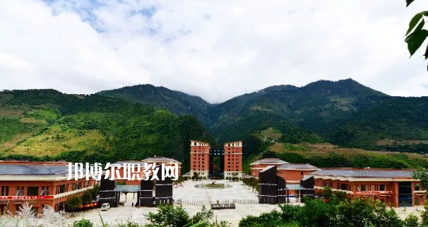 迪慶州民族中等專業(yè)學(xué)校2021年報名條件、招生要求、招生對象