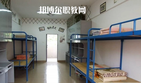 貴定縣技工學(xué)校報(bào)名條件、招生要求、招生對(duì)象是什么要求呢?每一個(gè)學(xué)校在招收學(xué)生的時(shí)候都是會(huì)有自己的要求的，同學(xué)們?cè)谡覍W(xué)校的時(shí)候也特別的擔(dān)心自己能不能符合到學(xué)校，小編就遇到很多這樣的學(xué)生來(lái)問(wèn)，為了幫助同學(xué)們了解，小編就來(lái)整理一下學(xué)校這方面的要求。  貴定縣技工學(xué)校招生對(duì)象和條件 具有本縣戶籍井且參加當(dāng)年中招考試，品德合格、身體健康，自愿報(bào)名的應(yīng)屆初中畢業(yè)生     貴定縣技工學(xué)校錄取方式 根據(jù)當(dāng)年高中錄取分?jǐn)?shù)線下浮50分以內(nèi)，錄滿名額為止。  貴定縣技工學(xué)校就讀形式 第一學(xué)年在貴定職校就讀，開(kāi)設(shè)普通高中一年級(jí)課程，適當(dāng)增加職業(yè)技能基礎(chǔ)課。一年后通過(guò)參加由貴定一中統(tǒng)一組織的選拔考試，按比例分流到貴定一中就讀。也可根據(jù)自己的意向選擇我校專(zhuān)業(yè)就讀，走技能成才之路，通過(guò)備考后報(bào)讀高職院校。  貴定縣技工學(xué)校校企合作 為貫徹落實(shí)好國(guó)家關(guān)于加強(qiáng)東西部扶貧協(xié)作的要求，進(jìn)一步加強(qiáng)職業(yè)教育東西協(xié)作，發(fā)揮職業(yè)教育助推脫貧攻堅(jiān)的重要作用。5月7日，副縣長(zhǎng)荊茂團(tuán)、政府辦副主任韋凱倫、扶貧辦副主任蔡健一行，來(lái)到貴定職校開(kāi)展關(guān)于廣州市南沙區(qū)“美的集團(tuán)”專(zhuān)項(xiàng)結(jié)對(duì)幫扶調(diào)研會(huì)議，貴定縣人力資源和社會(huì)保障局副局長(zhǎng)、黨組副書(shū)記、貴定職校校長(zhǎng)周傳德同志、副校長(zhǎng)羅連慧等參加了會(huì)議。  會(huì)上，荊茂團(tuán)副縣長(zhǎng)首先指出：要貫徹好國(guó)家“東西協(xié)作”的要求，落實(shí)好東部地區(qū)幫助西部地區(qū)盡快實(shí)現(xiàn)全面脫貧的工作，他強(qiáng)調(diào)，在職業(yè)教育上解決學(xué)生就業(yè)問(wèn)題是關(guān)鍵。他還向貴定職校校長(zhǎng)周傳德同志提出希望：希望貴定職校能輸送專(zhuān)業(yè)性強(qiáng)的學(xué)生到廣州市南沙區(qū)“美的集團(tuán)”工作，解決學(xué)生就業(yè)難的問(wèn)題。隨后，周校長(zhǎng)向荊副縣長(zhǎng)匯報(bào)了我校當(dāng)前面臨的**困難是缺乏專(zhuān)業(yè)教師和教學(xué)設(shè)施設(shè)備，希望廣州方面能夠給予幫助。  荊副縣長(zhǎng)立即表示：廣州市南沙區(qū)“美的集團(tuán)”會(huì)派相關(guān)的專(zhuān)業(yè)人員到貴定職校進(jìn)行培訓(xùn)和指導(dǎo)，并希望我校派出相關(guān)專(zhuān)業(yè)教師到美的集團(tuán)進(jìn)行交流學(xué)習(xí)，目的是加快校企合作的廣度與深度，促進(jìn)教學(xué)、師資隊(duì)伍質(zhì)量的全面提升，提高就業(yè)簽約率與對(duì)口率;如果我校與“美的集團(tuán)”確定校企合作關(guān)系后，“美的集團(tuán)”將會(huì)給學(xué)校提供相關(guān)的專(zhuān)業(yè)設(shè)施設(shè)備，開(kāi)展師資能力培訓(xùn)等，以提高專(zhuān)業(yè)的教育教學(xué)質(zhì)量，真正實(shí)現(xiàn)“一人就業(yè)、全家脫貧”。  小編為同學(xué)們整理了關(guān)于學(xué)校的招生條件這些，實(shí)際上正常畢業(yè)的同學(xué)基本都是可以就讀的，只是在學(xué)習(xí)專(zhuān)業(yè)的時(shí)候同學(xué)們需要慎重一點(diǎn)，有的專(zhuān)業(yè)是有專(zhuān)業(yè)要求的，那個(gè)就必須符合，因?yàn)殛P(guān)系到今后的就業(yè)的情況的，小編建議同學(xué)們?nèi)绻_實(shí)是要就讀職校的話都要提前一點(diǎn)選擇好。