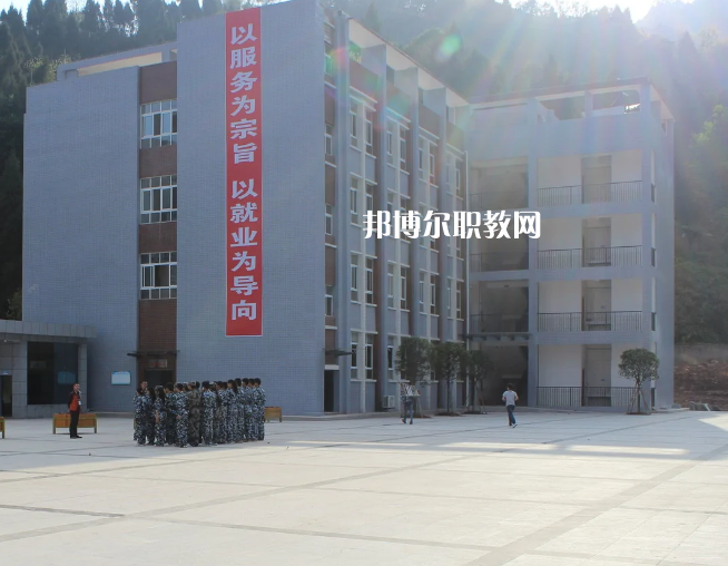 在填報(bào)學(xué)校之前應(yīng)該與學(xué)校的老師多多溝通，