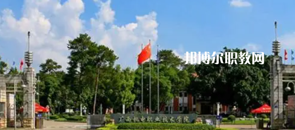 南寧高職?？圃盒Ｅ琶?0強(qiáng)