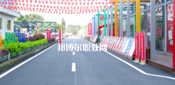 重慶新華電腦學(xué)校地址在哪里，哪個(gè)地區(qū)，哪個(gè)城市?