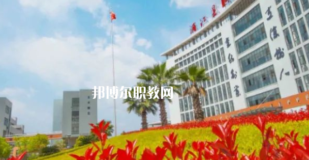 浦江縣職業(yè)技術(shù)學(xué)校招生計(jì)劃人數(shù)根據(jù)專業(yè)不同，計(jì)劃也是不同的，例如：幼兒保育招生40人，學(xué)前教育招生57人，普職融通招生150人，工藝美術(shù)招生150人，淘寶美工招生40人，等等，邦博爾小編為大家整理了浦江縣職業(yè)技術(shù)學(xué)校招生計(jì)劃人數(shù)詳細(xì)內(nèi)容，信息僅供參考，如有變動(dòng)，以學(xué)校官方最新消息為準(zhǔn)。  一、浦江縣職業(yè)技術(shù)學(xué)校招生計(jì)劃一覽表 二、浦江縣職業(yè)技術(shù)學(xué)校招生情況 1、浦江縣職業(yè)技術(shù)學(xué)校招生條件、要求  遵紀(jì)守法、熱愛(ài)勞動(dòng)、文明禮貌、樸實(shí)誠(chéng)信;  無(wú)疾病、無(wú)傳染病、無(wú)慢性病史、無(wú)犯罪史、無(wú)嚴(yán)重違紀(jì)史;  身體健康，學(xué)生品行端正。  2、浦江縣職業(yè)技術(shù)學(xué)校招生對(duì)象  招收應(yīng)屆、歷屆初中畢業(yè)及以上文化程度的學(xué)生  三、浦江縣職業(yè)技術(shù)學(xué)校簡(jiǎn)介 學(xué)校有全國(guó)職教名師、省特級(jí)教師、大師名家、省市教壇新秀、省技術(shù)能手、市學(xué)科帶頭人40多人。智慧校園管理系統(tǒng)、體育館、圖書館、電子閱覽室、校內(nèi)外實(shí)訓(xùn)基地等，教學(xué)設(shè)施一應(yīng)俱全。  學(xué)校設(shè)有浦江縣職業(yè)技能培訓(xùn)中心和職業(yè)技能鑒定中心。  四、浦江縣職業(yè)技術(shù)學(xué)?？诒?校友評(píng)價(jià)：浦江縣職業(yè)技術(shù)學(xué)校辦學(xué)特色鮮明，教學(xué)設(shè)施一應(yīng)俱全，為本地經(jīng)濟(jì)建設(shè)和社會(huì)發(fā)展培養(yǎng)高技能人才。  校友評(píng)價(jià)：浦江縣職業(yè)技術(shù)學(xué)校教學(xué)設(shè)備比較齊全，老師工作認(rèn)真，領(lǐng)導(dǎo)班子心齊。