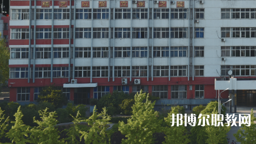 開灤技師學(xué)院招生計(jì)劃?每年學(xué)校在招生季節(jié)都會(huì)公布自己的招生計(jì)劃，那么學(xué)生們?cè)趯?duì)學(xué)校所進(jìn)行選擇的時(shí)候，是可以具體看看一所學(xué)校的招生計(jì)劃，然后再看看學(xué)校所公布的招生要求是否是自己可以滿足的，從而決定對(duì)學(xué)校的報(bào)讀。  一、開灤技師學(xué)院招生計(jì)劃一覽表 二、開灤技師學(xué)院招生情況 1、開灤技師學(xué)院招生條件、要求  身高:1.55米以上。  體重:不低于50公斤，高限不超過(guò)標(biāo)準(zhǔn)體重的50%。  視力:裸眼視力左右均在4.7(含47)以上，砂眼左右無(wú)第二期三個(gè)“十”者，無(wú)色弱、色盲者。  耳病:無(wú)化膿性中耳炎者。  聽力:左右兩側(cè)均大于80%(包括80%分貝)。  鼻病:無(wú)萎縮性鼻炎及較重肥大性鼻炎者。  血壓:90mmHg<收縮壓<140mmHg、60mmHg<舒張壓<90mmHg  心臟:二級(jí)收縮期雜音以下和心率在90次/分以下者。  肺臟:無(wú)慢性支氣管炎 支氣管哮喘、肺結(jié)核、結(jié)核性胸膜炎等呼吸系統(tǒng)慢性病。  腹部無(wú)任何腫物和肝、脾不腫大者(肝大一公分以內(nèi)功能正常者除外)。  對(duì)紋身者,面部、頸部紋身直徑不超過(guò)2cm，著短裝身體其他裸露部位直徑不超過(guò)3cm。面部、頸部紋身直徑超過(guò)2cm或其他部位超過(guò)3cm的，不合格;如本人能夠積極處理，可視為合格。  輔助檢查、胸透、化驗(yàn)正常者。  其他:無(wú)殘疾、無(wú)駝背、無(wú)畸形、無(wú)較重之扁平足或拇指外翻 無(wú)腿部或精索靜脈曲張者,無(wú)難治或面積較大之皮膚疾病,無(wú)痔或漏者，無(wú)疝氣者，無(wú)多發(fā)性淋巴腺腫大者，無(wú)較重慢性病者，無(wú)不適合招錄崗位所要求的身體條件者。  2、開灤技師學(xué)院招生對(duì)象  中考生和往屆生，  三、開灤技師學(xué)院簡(jiǎn)介 學(xué)校服務(wù)河北省能源、裝備制造等傳統(tǒng)產(chǎn)業(yè)升級(jí)，服務(wù)京津冀產(chǎn)業(yè)智慧化水平提升的發(fā)展需求，瞄準(zhǔn)河北省新興產(chǎn)業(yè)、現(xiàn)代服務(wù)業(yè)創(chuàng)新發(fā)展戰(zhàn)略，對(duì)接能源(煤炭)，裝備制造、現(xiàn)代服務(wù)業(yè)等產(chǎn)業(yè)設(shè)置專業(yè)，開設(shè)電氣自動(dòng)化設(shè)備安裝與維修、煤礦技術(shù)、電子商務(wù)、計(jì)算機(jī)網(wǎng)絡(luò)技術(shù)等專業(yè)16個(gè)。  2020年突出發(fā)展現(xiàn)代服務(wù)業(yè)的要求，增設(shè)《幼兒教育》專業(yè)。經(jīng)過(guò)幾年發(fā)展，逐步形成“裝備制造業(yè)與現(xiàn)代服務(wù)業(yè)共同主導(dǎo)、傳統(tǒng)產(chǎn)業(yè)與新興產(chǎn)業(yè)雙輪驅(qū)動(dòng)的發(fā)展格局”相適應(yīng)的專業(yè)布局。  四、開灤技師學(xué)院口碑 校友評(píng)價(jià)：開灤技師學(xué)院地理位置優(yōu)越，交通十分方便。  校友評(píng)價(jià)：開灤技師學(xué)院畢業(yè)生就業(yè)前景光明。