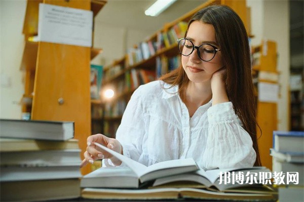 四川哪里的中專學(xué)校能讀經(jīng)濟管理專業(yè)