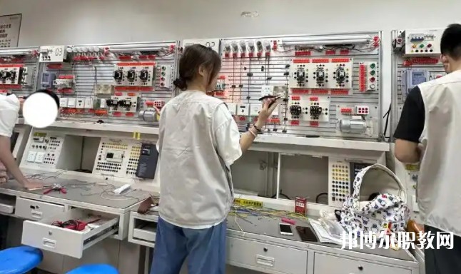 四川2025年讀電工學(xué)?？梢钥即髮W(xué)嗎